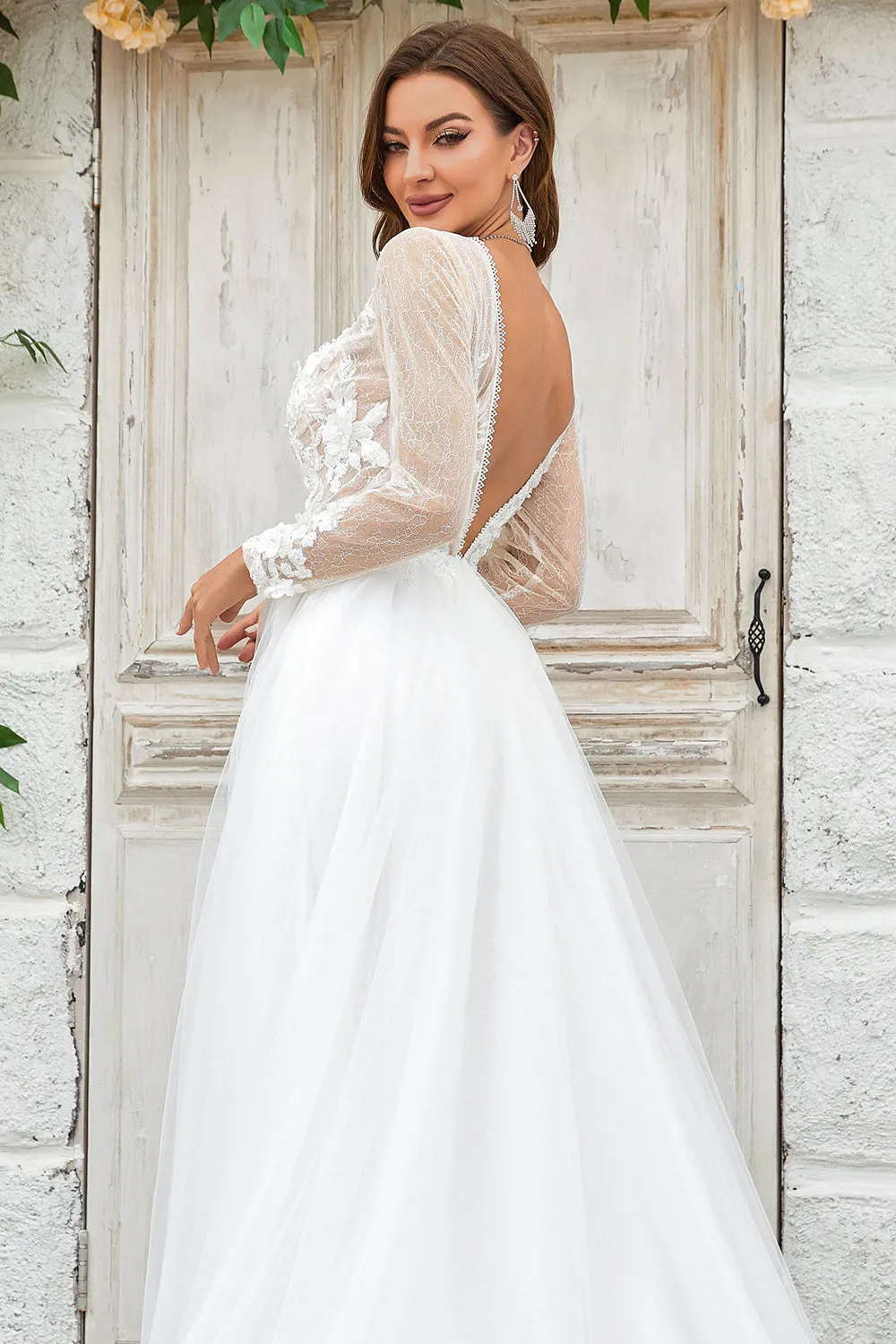 Abito da sposa con strascico in tulle avorio con scollo a V profondo e pizzo