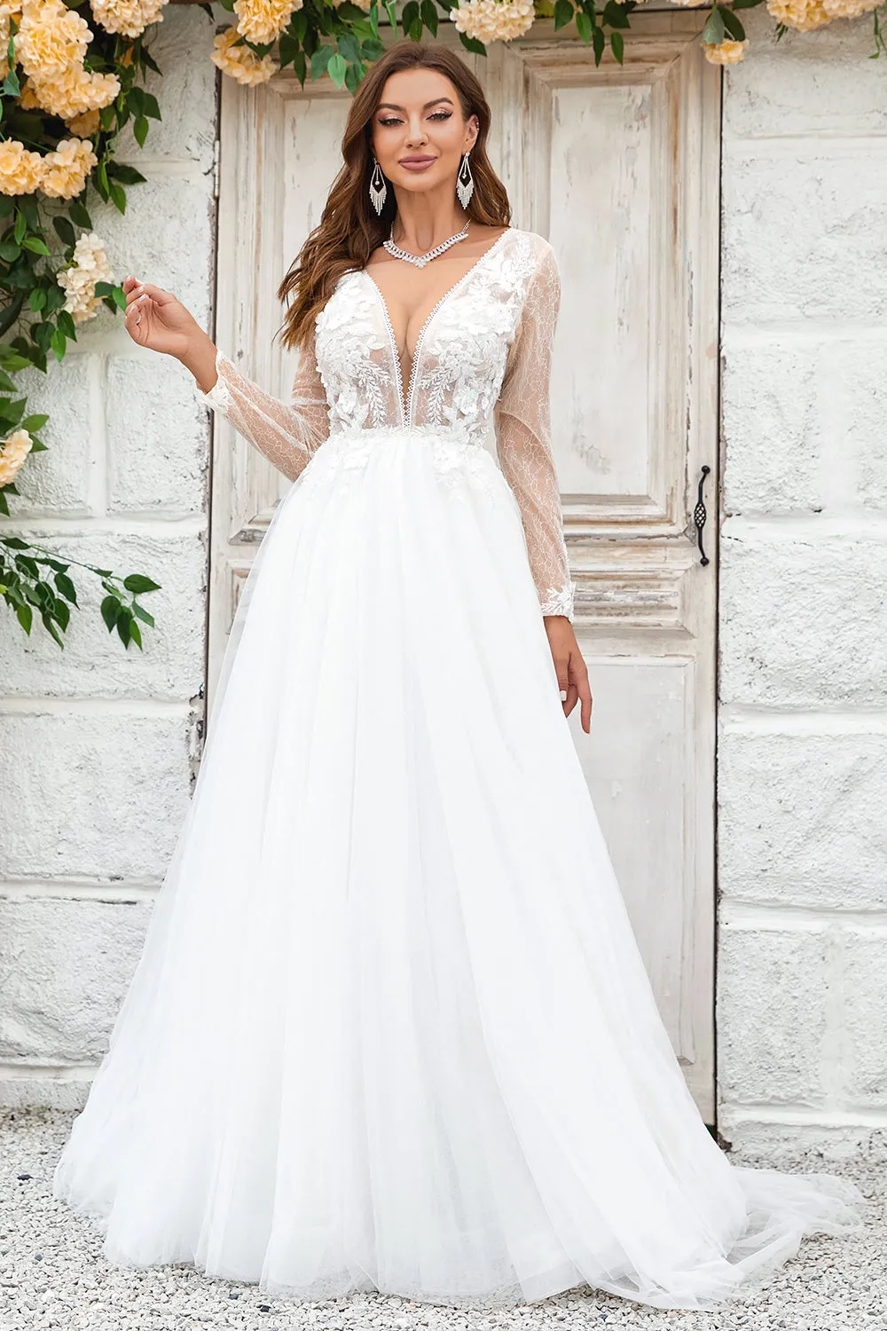Abito da sposa con strascico in tulle avorio con scollo a V profondo e pizzo