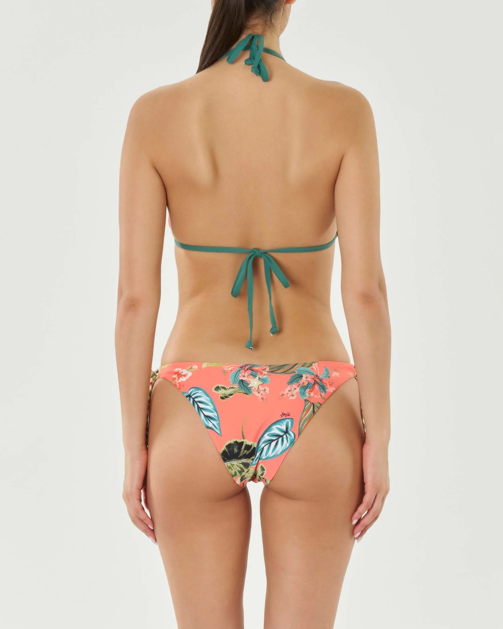 Bikini color corallo a fantasia tropicale con reggiseno a triangolo e slip classico