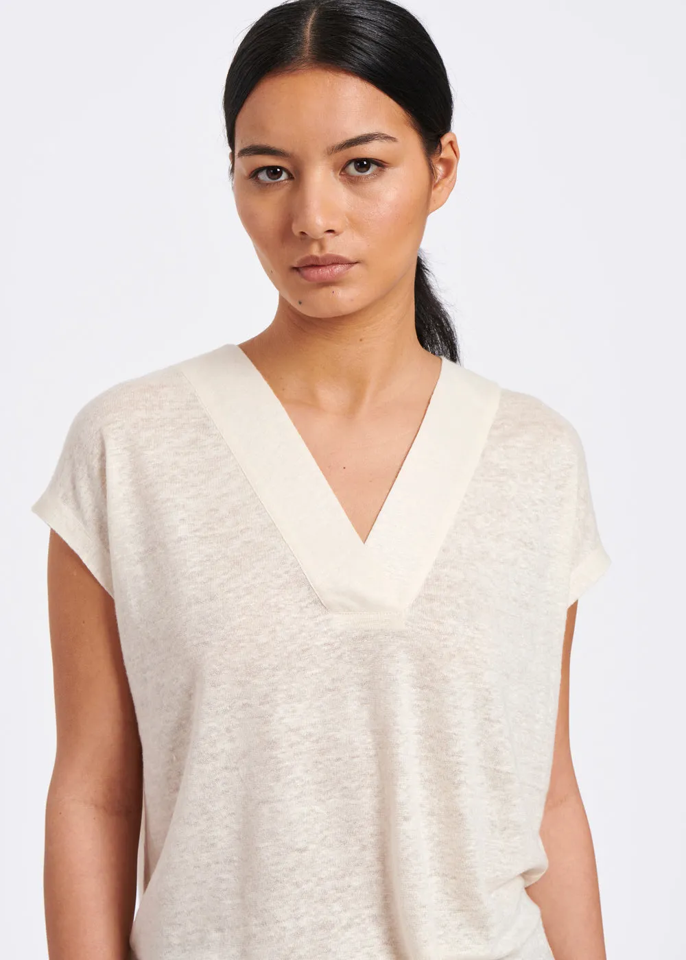 Ecru sleeveless t-shirt in linen jersey